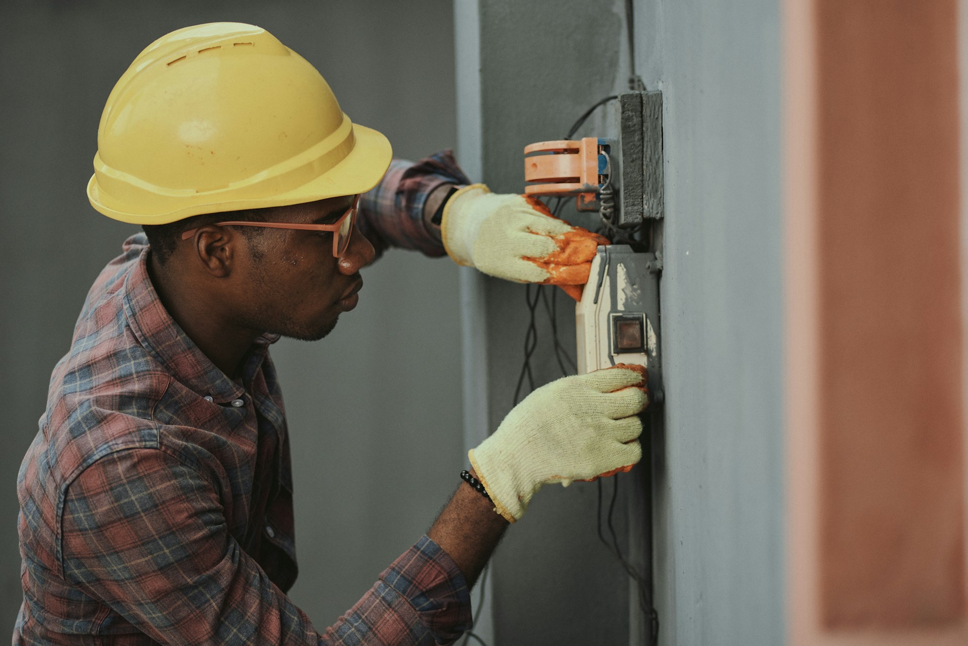 The Advantages of Hiring a 24-Hour Emergency Electrician